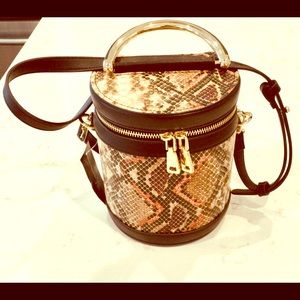 Crossbody bucket bag